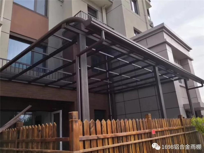 鋁合金雨棚（咖啡色鋁合金配淺灰色P.jpg